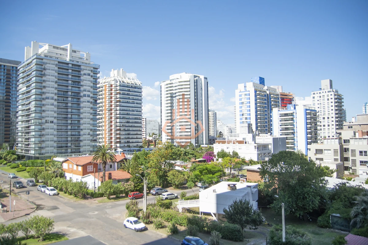 En excelente ubicacion a pasos de Playa Brava y Playa Mansa, Torre Onix