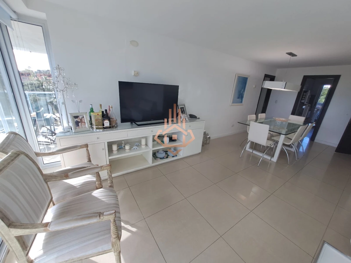 Apartamento en Playa Mansa a la venta 3 Dormitorios con vista