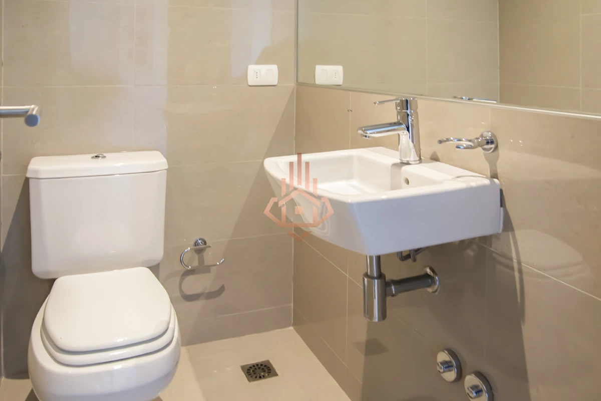 Apartamento de 2 dormitorios en venta en Torre moderna a metros del mar.