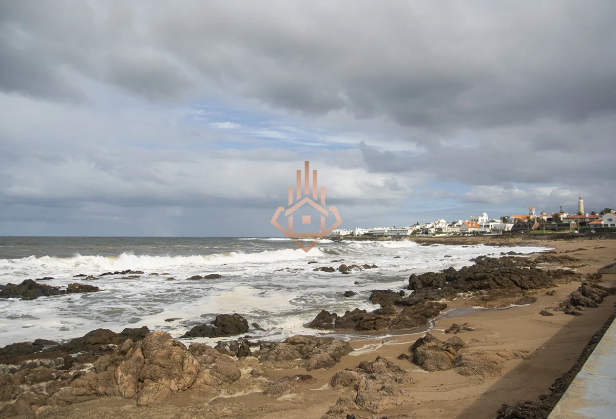 Vende apartamento. Edificio Bonaire. 3 dormitorios con servicios. Brava, Peninsula, Punta del Este