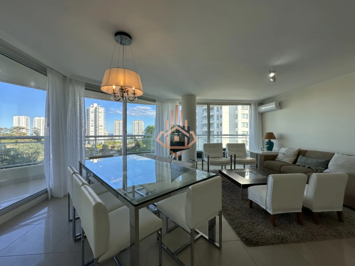 Hermoso apartamento en venta de 3 dormitorios y dependencia en Punta del Este.