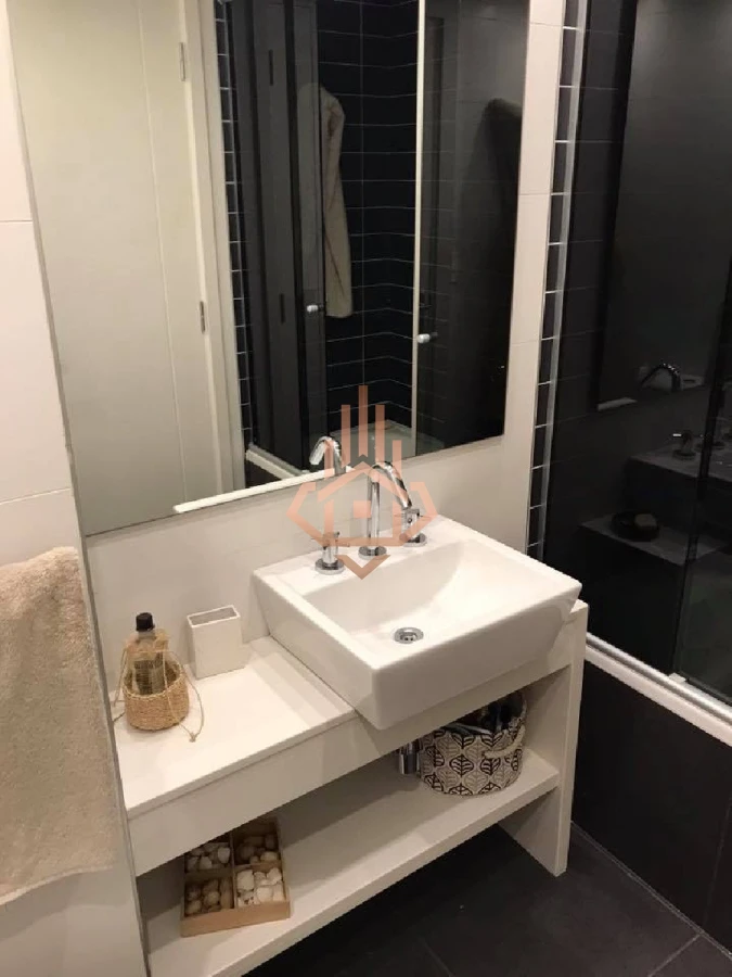 Vende apartamento de 2 dormitorios en Punta del Este con vista al mar