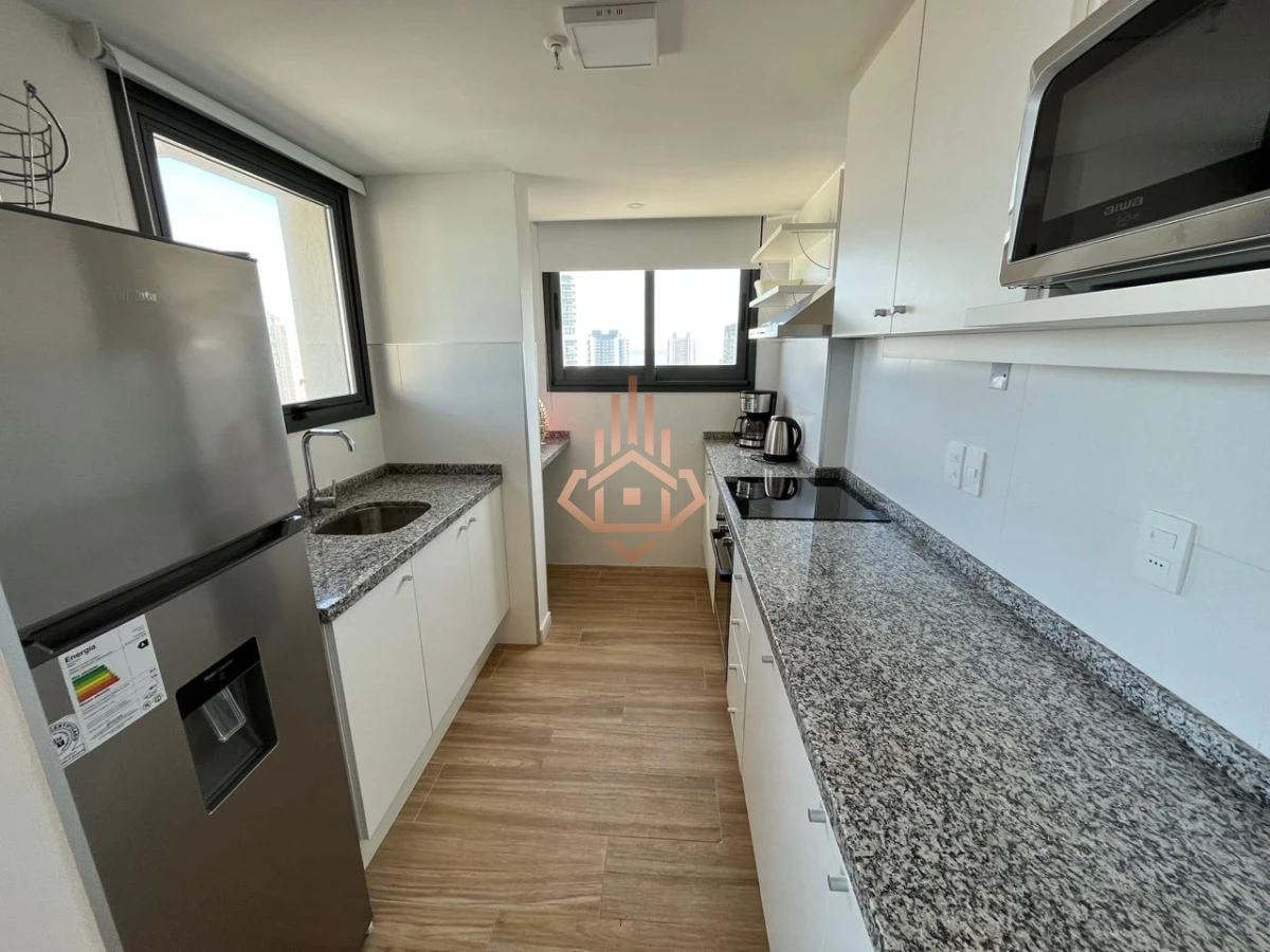 Vende apartamento de 2 dormitorios en Punta del Este. Financia