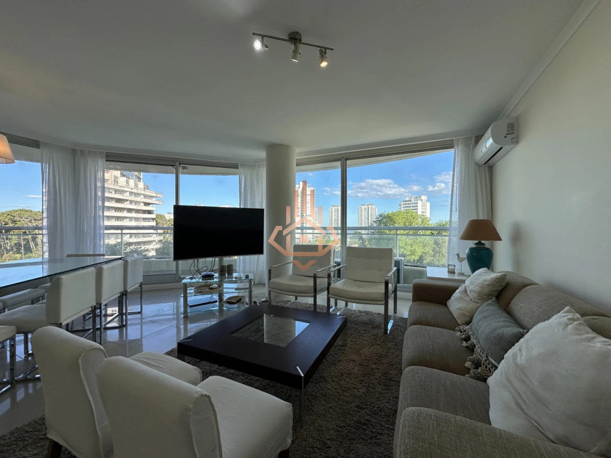 Hermoso apartamento en venta de 3 dormitorios y dependencia en Punta del Este.