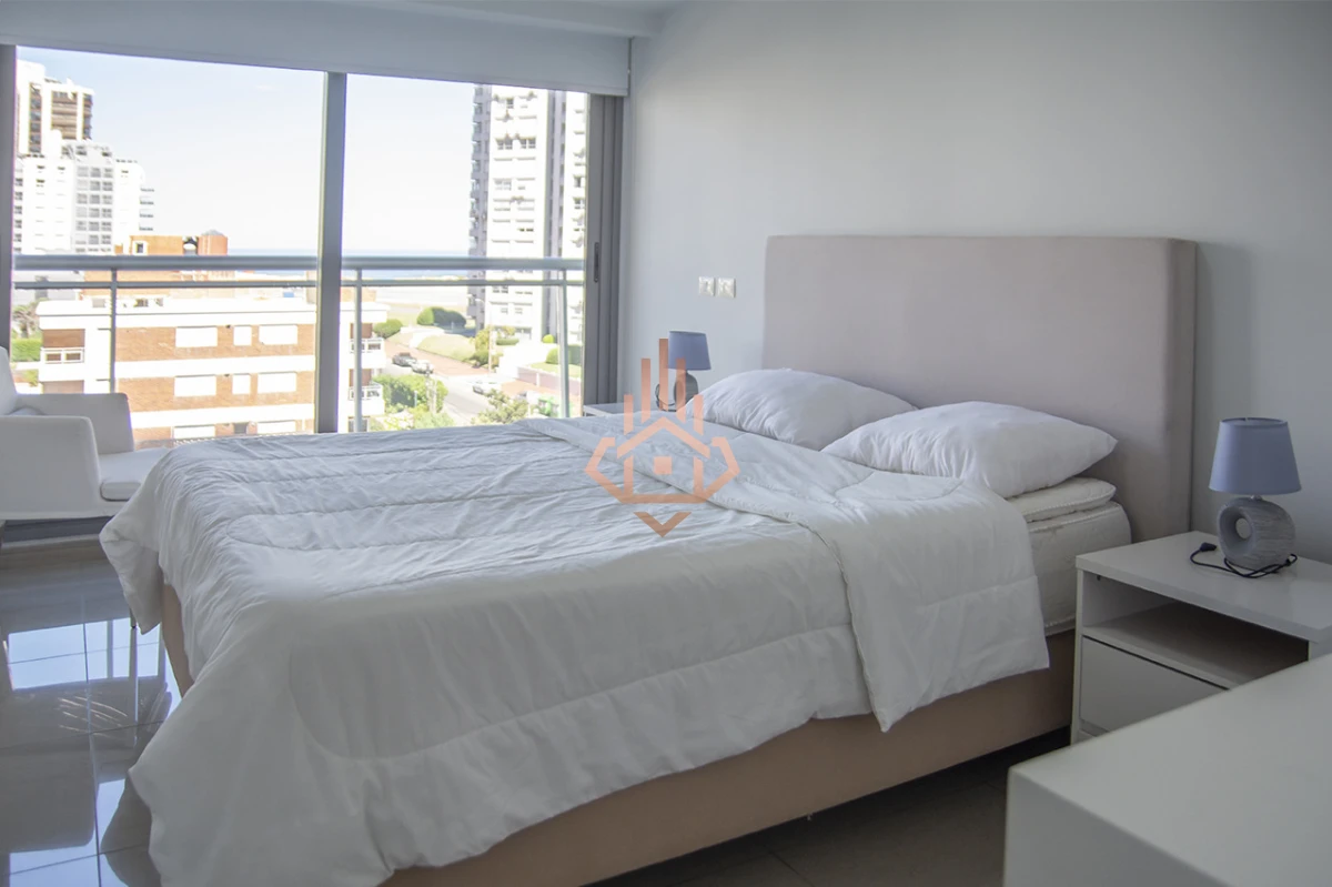 En excelente ubicacion a pasos de Playa Brava y Playa Mansa, Torre Onix