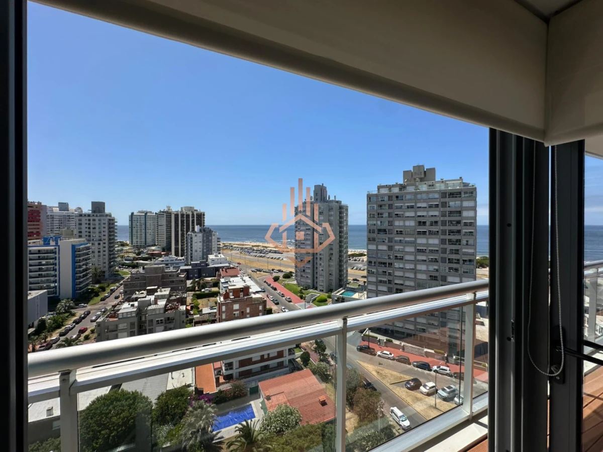 En venta apartamento de 3 dormitorios en Punta del Este, a solo metros del mar
