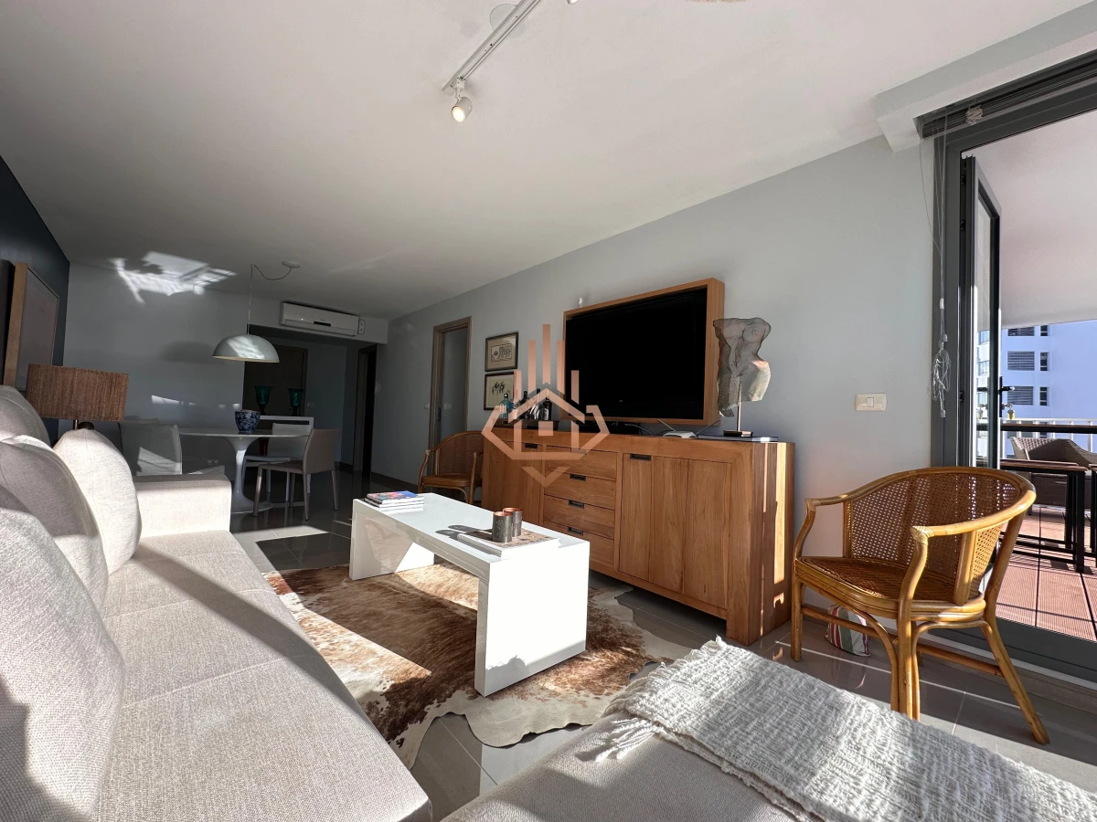 Vende departamento de 2 dormitorios finamente decorado en Torre Onix, Punta del Este