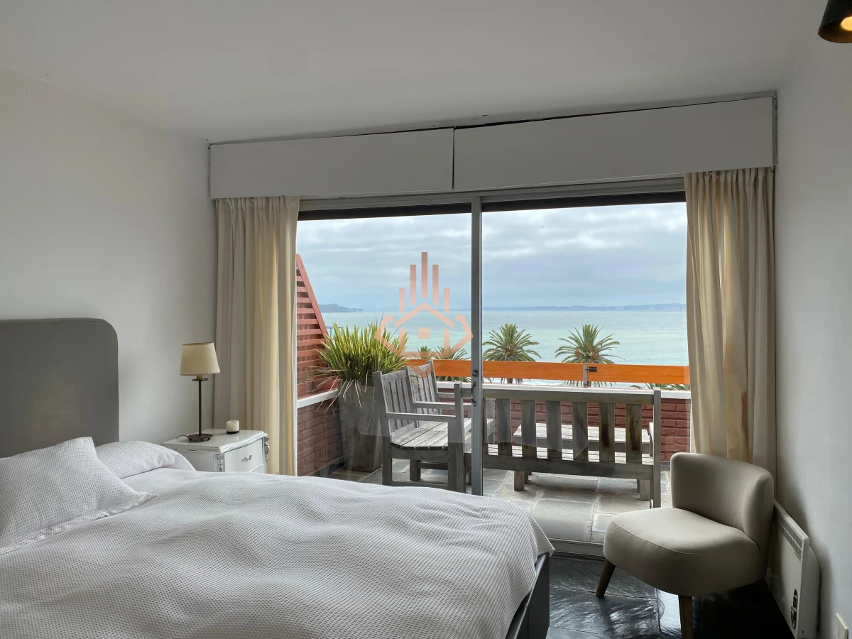 Vende apartamento con vista al mar de 3 dormitorios, Punta del Este