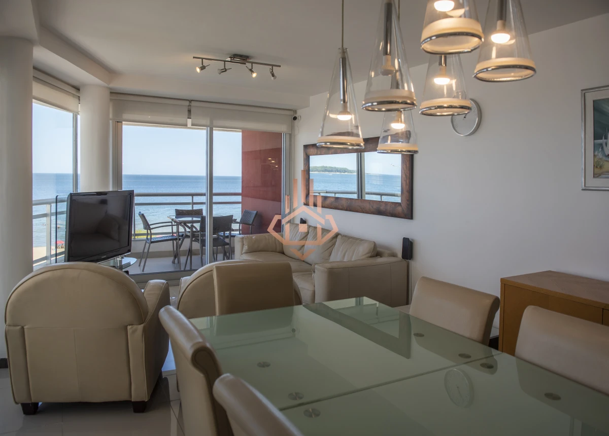 Vende hermoso Penthouse en Playa Mansa con azotea propia en Punta del Este