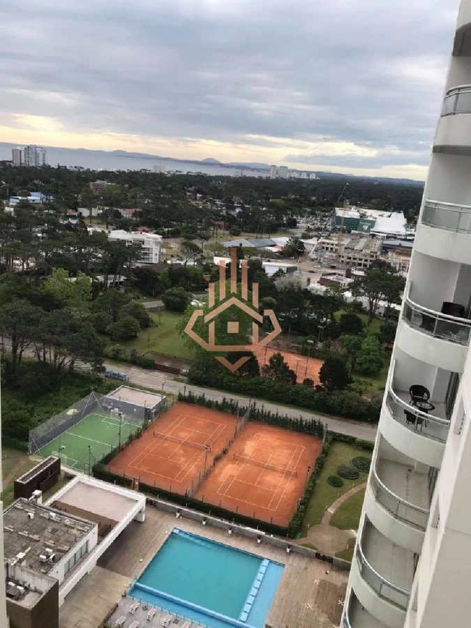 Vende apartamento de 2 dormitorios en Punta del Este con vista al mar