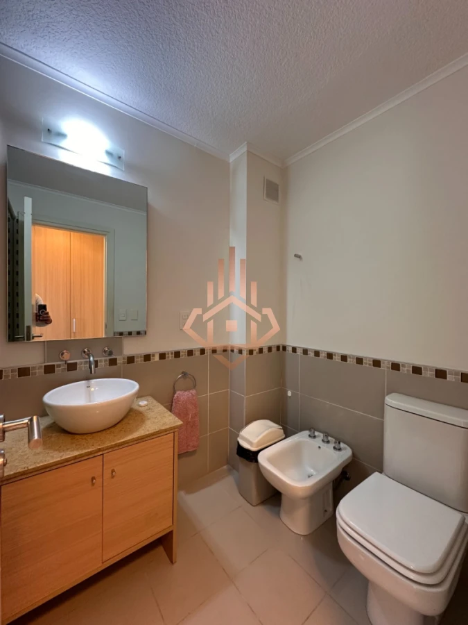 Hermoso apartamento en venta de 3 dormitorios y dependencia en Punta del Este.