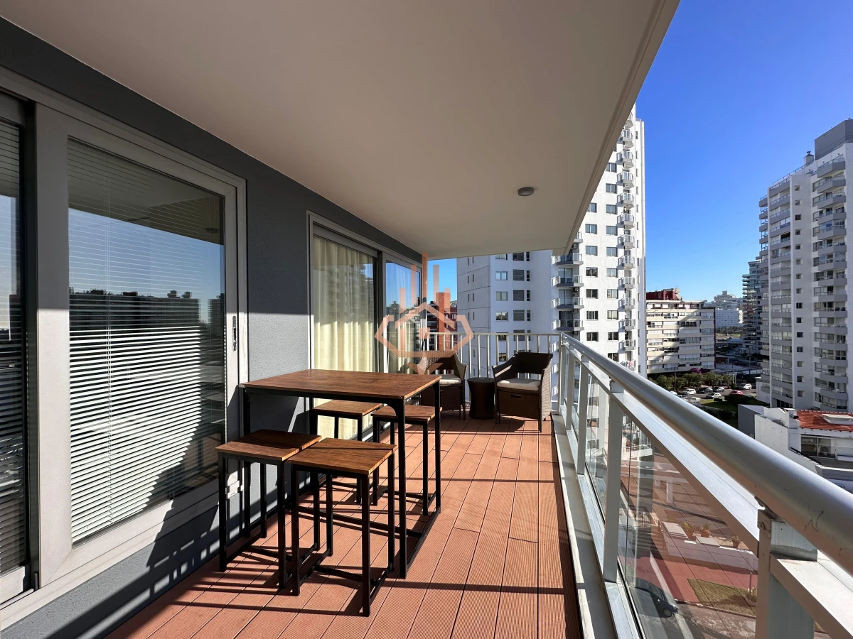Vende departamento de 2 dormitorios finamente decorado en Torre Onix, Punta del Este