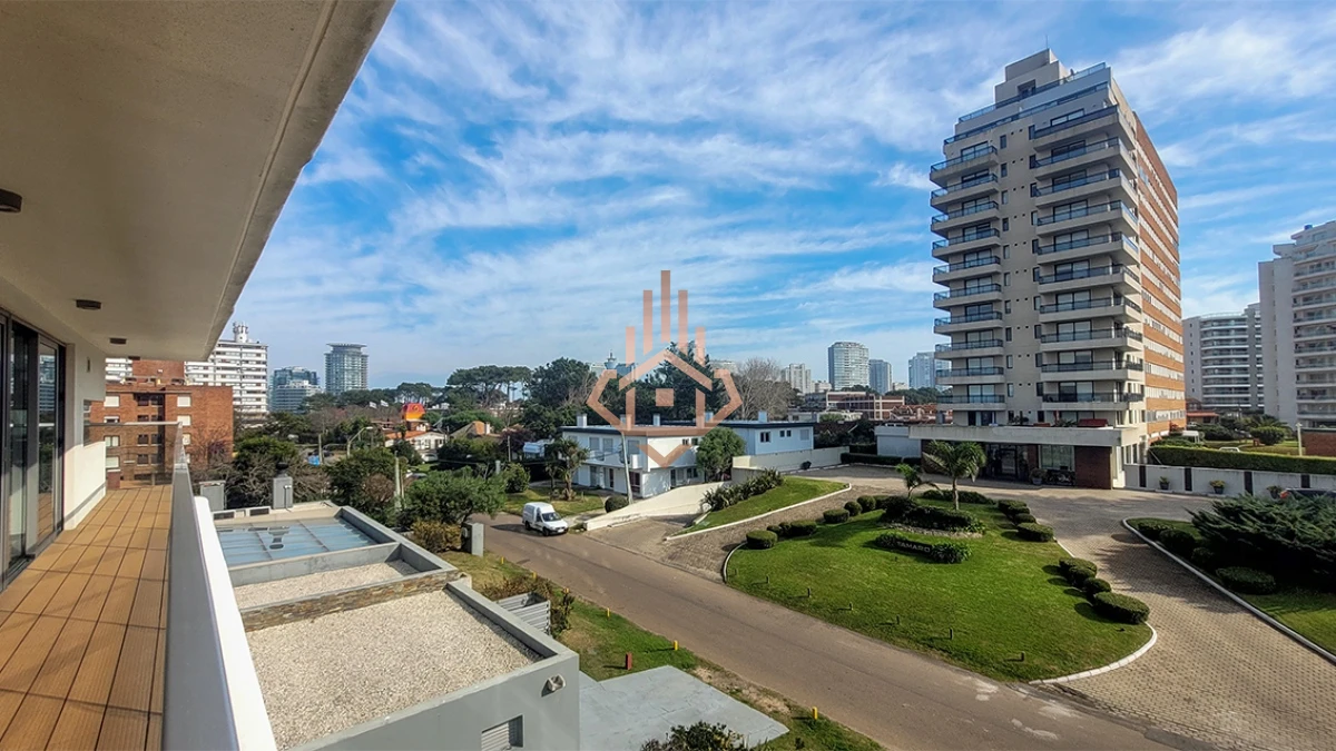 Apartamento de 2 dormitorios en venta en Punta del Este, Edif. Chronos