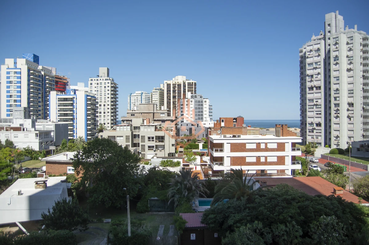 En excelente ubicacion a pasos de Playa Brava y Playa Mansa, Torre Onix