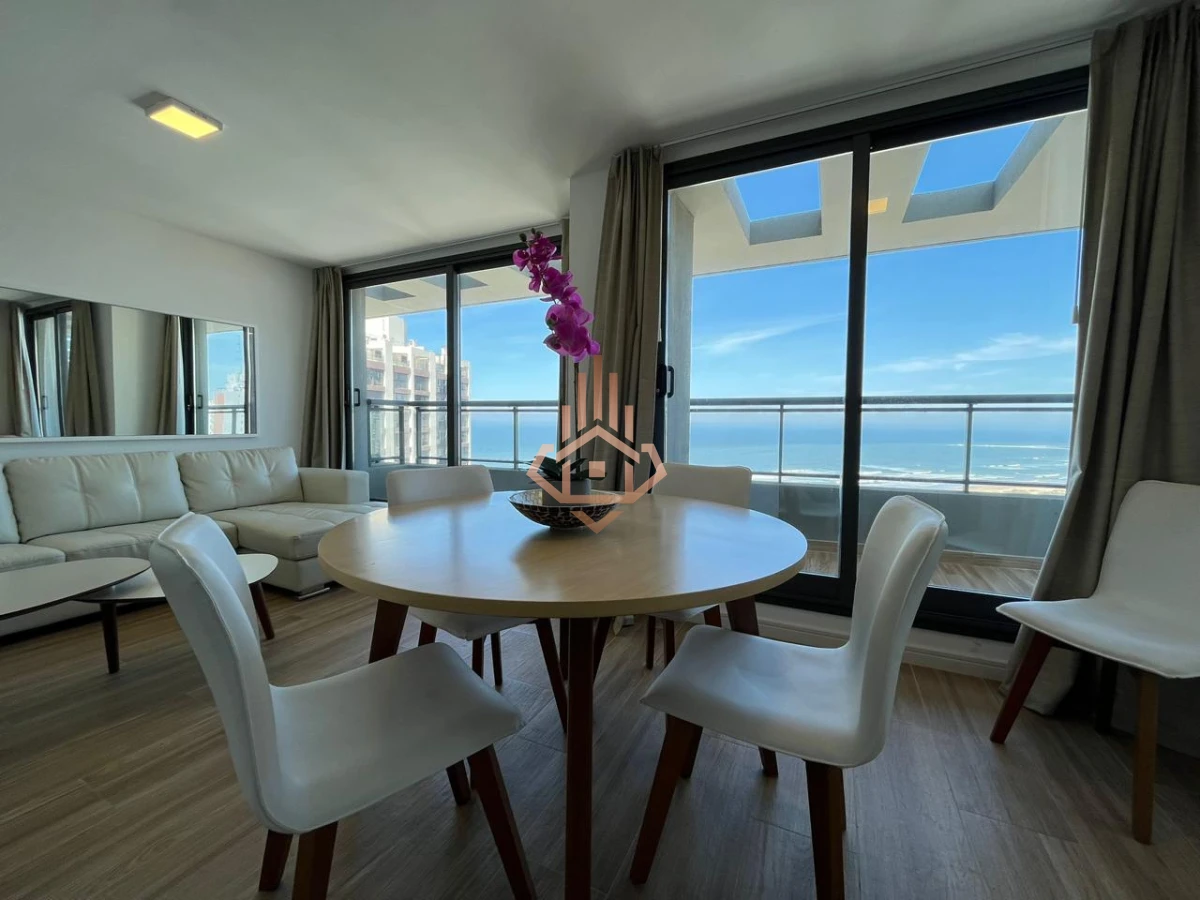 Vende apartamento de 2 dormitorios en Punta del Este. Financia