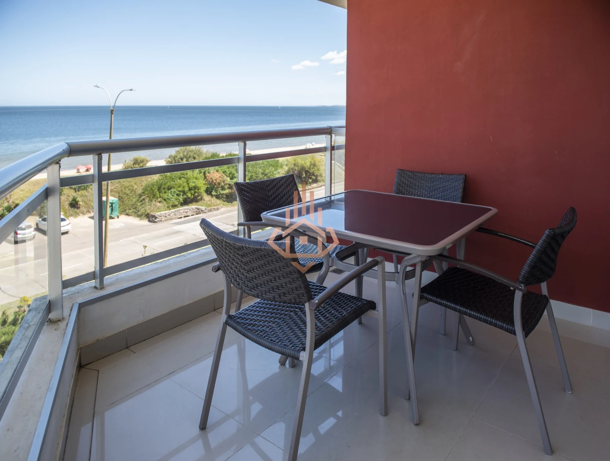 Vende hermoso Penthouse en Playa Mansa con azotea propia en Punta del Este