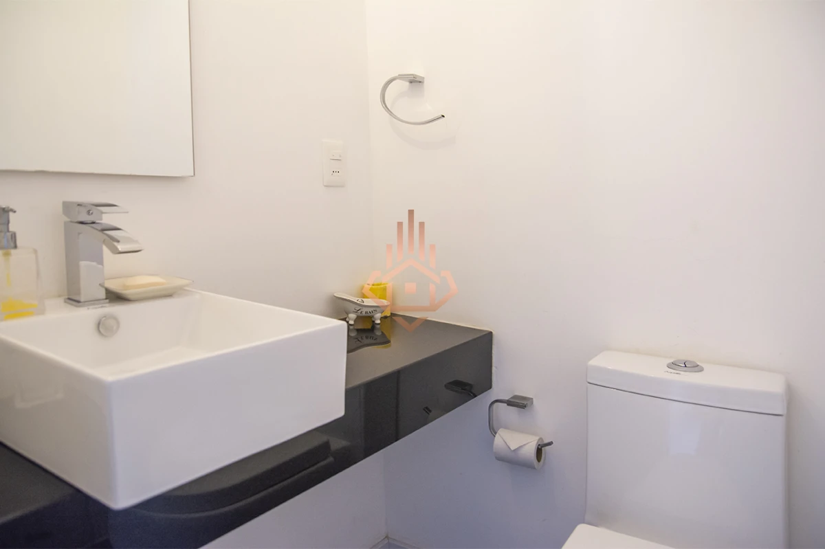 Vende apartamento. Edificio Bonaire. 3 dormitorios con servicios. Brava, Peninsula, Punta del Este