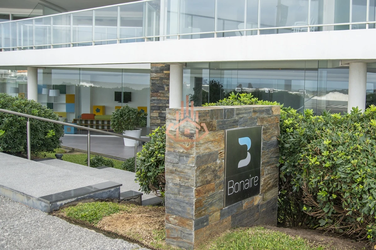 Vende apartamento. Edificio Bonaire. 3 dormitorios con servicios. Brava, Peninsula, Punta del Este