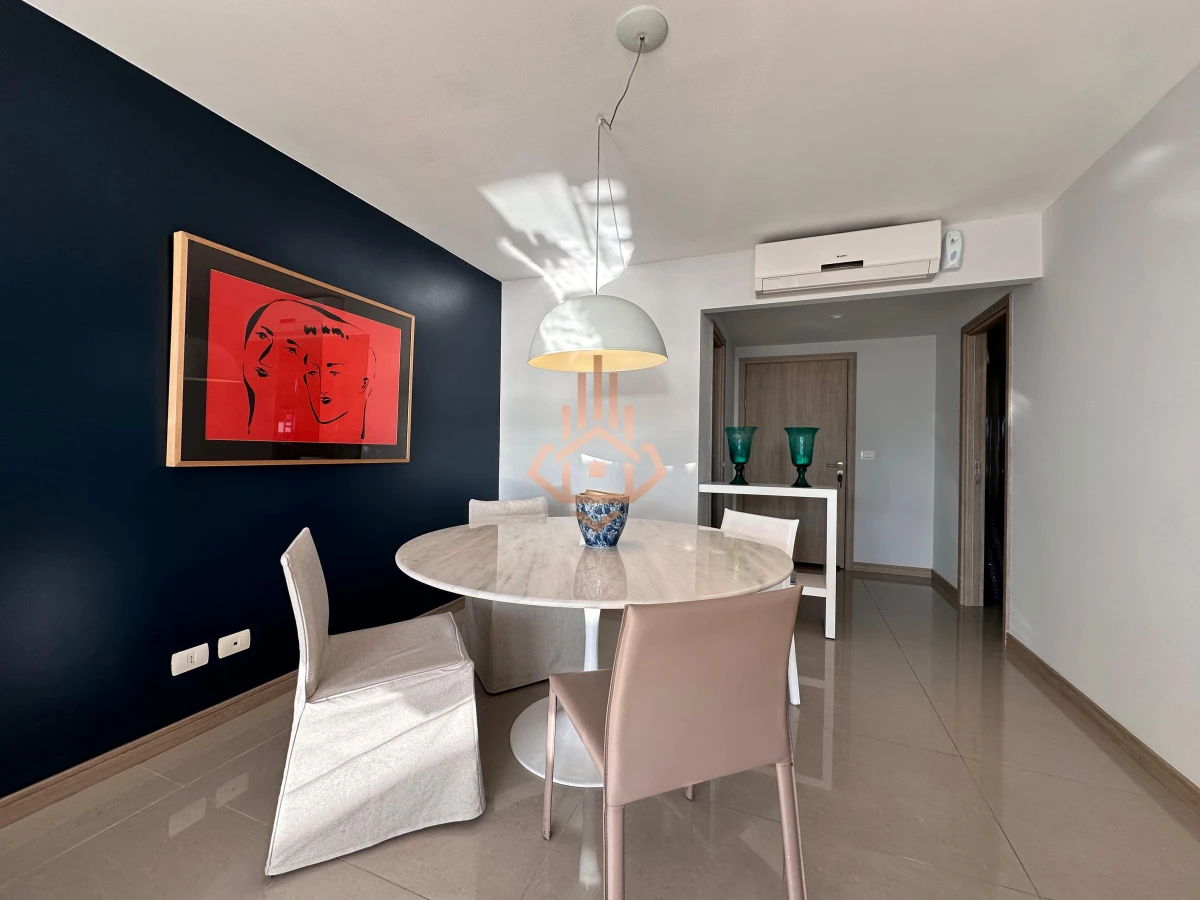 Vende departamento de 2 dormitorios finamente decorado en Torre Onix, Punta del Este