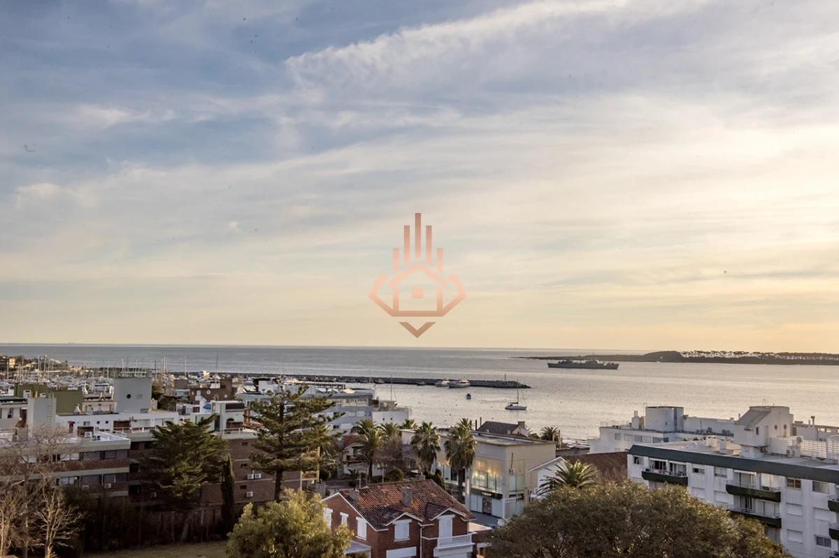 Vende departamento de 3 dormitorios con vista al Puerto, Punta del Este