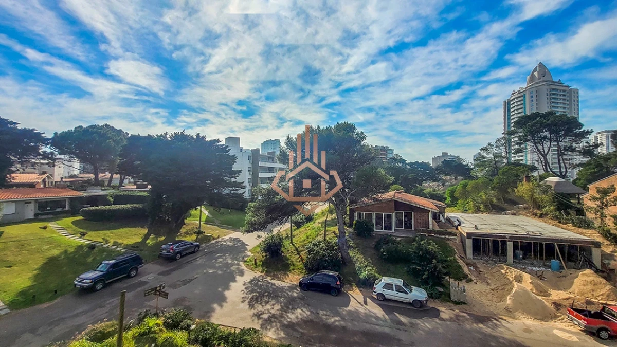 Apartamento de 2 dormitorios en venta en Punta del Este, Edif. Chronos