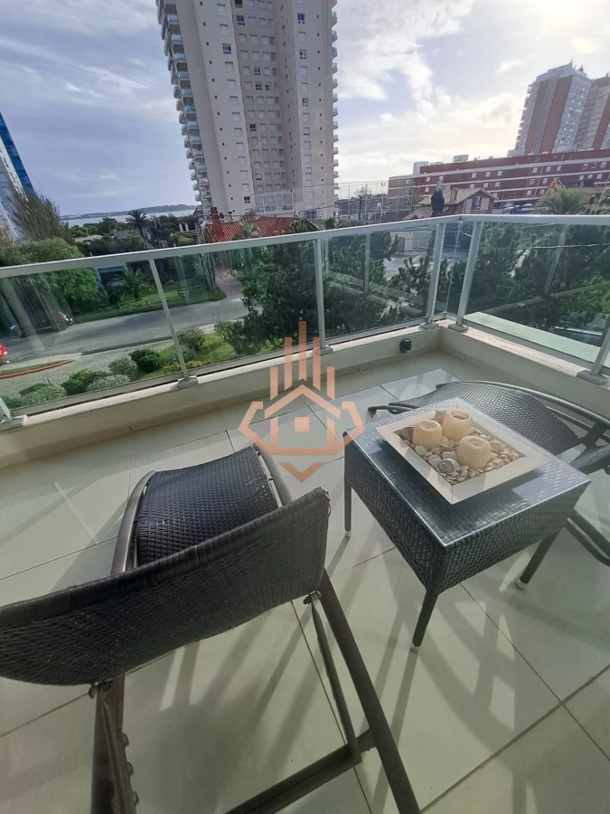 Apartamento en Playa Mansa a la venta 3 Dormitorios con vista