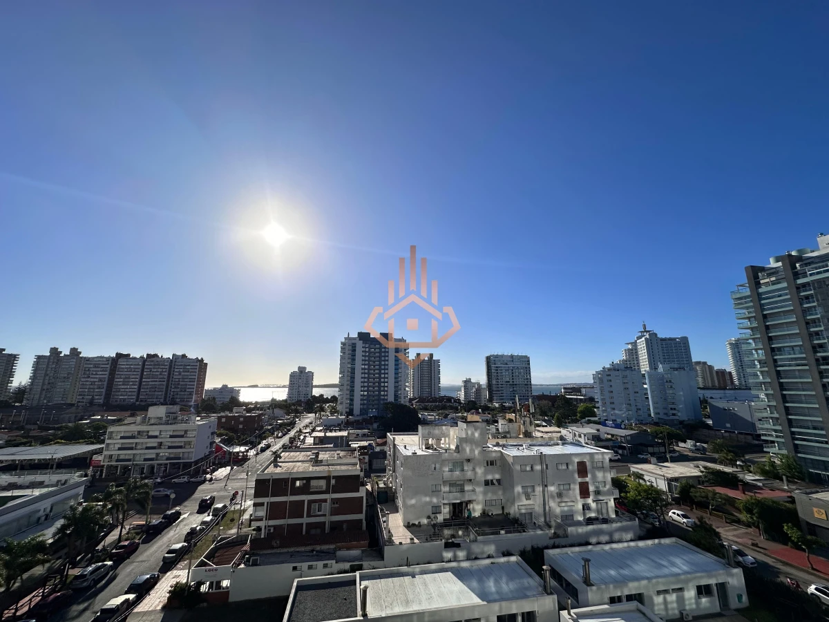 Vende departamento de 2 dormitorios finamente decorado en Torre Onix, Punta del Este