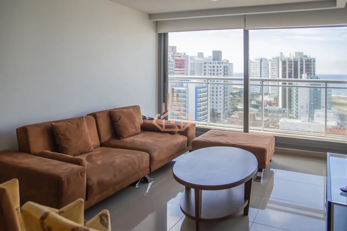 Apartamento de 2 dormitorios en venta en Torre moderna a metros del mar.