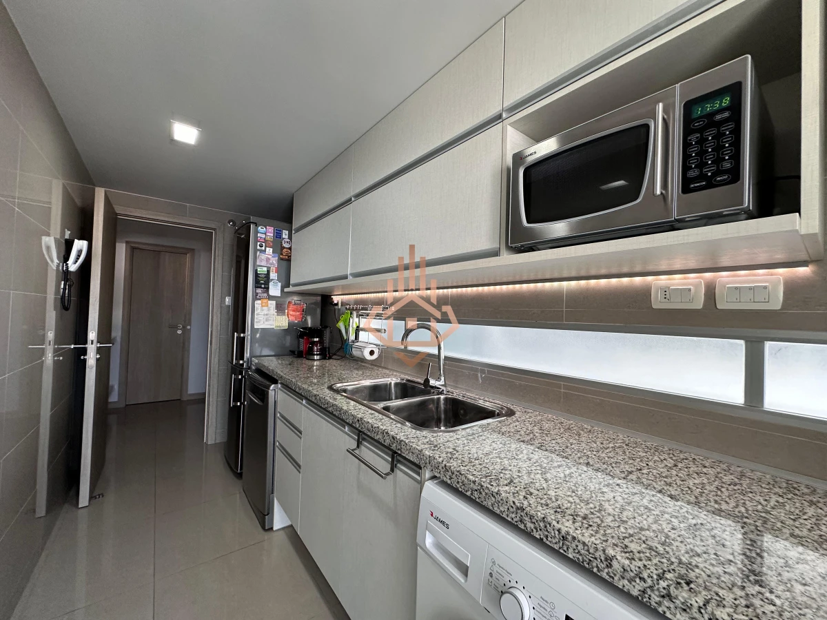 Vende departamento de 2 dormitorios finamente decorado en Torre Onix, Punta del Este