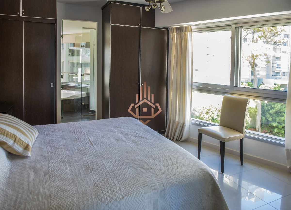 Vende hermoso Penthouse en Playa Mansa con azotea propia en Punta del Este