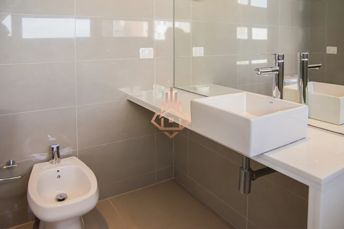 Apartamento de 2 dormitorios en venta en Torre moderna a metros del mar.