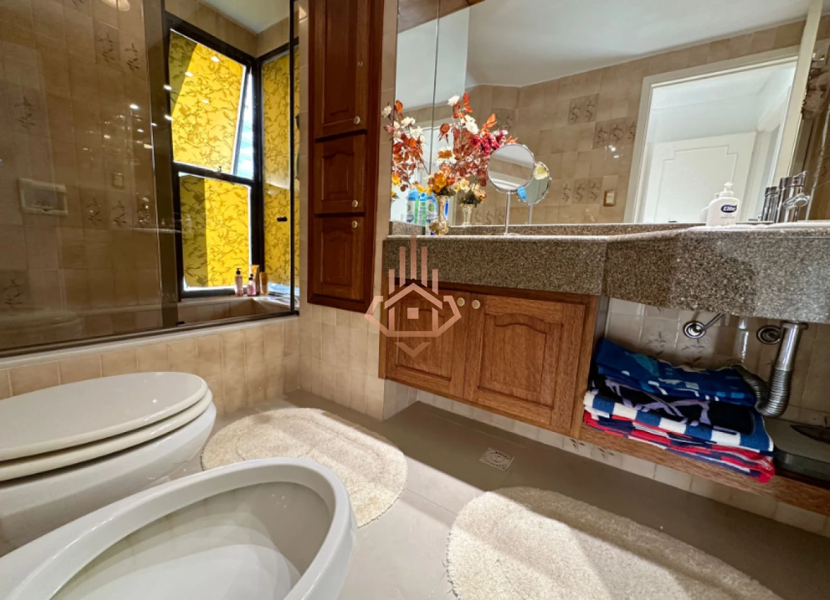 Vende Apartamento frente al mar en Brava, Punta del Este de 2 dormitorios.