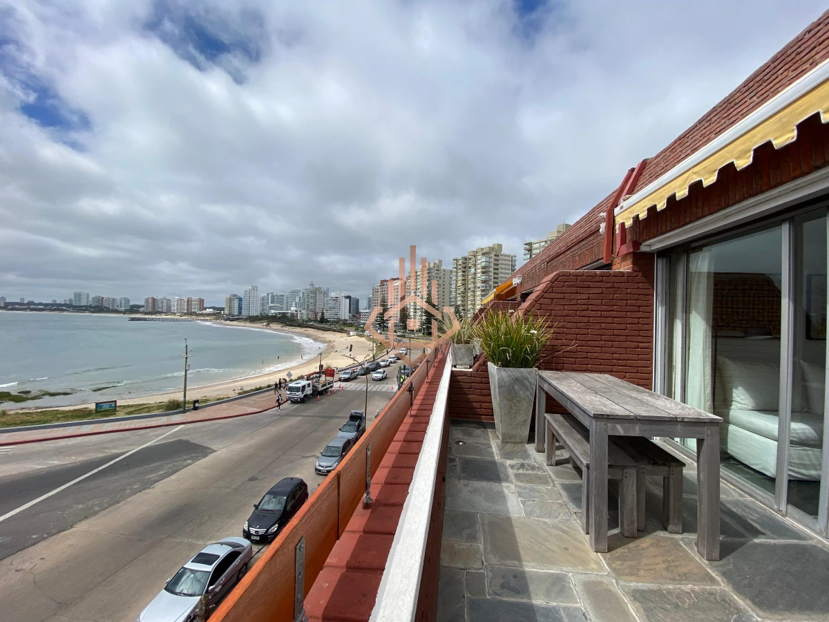 Vende apartamento con vista al mar de 3 dormitorios, Punta del Este