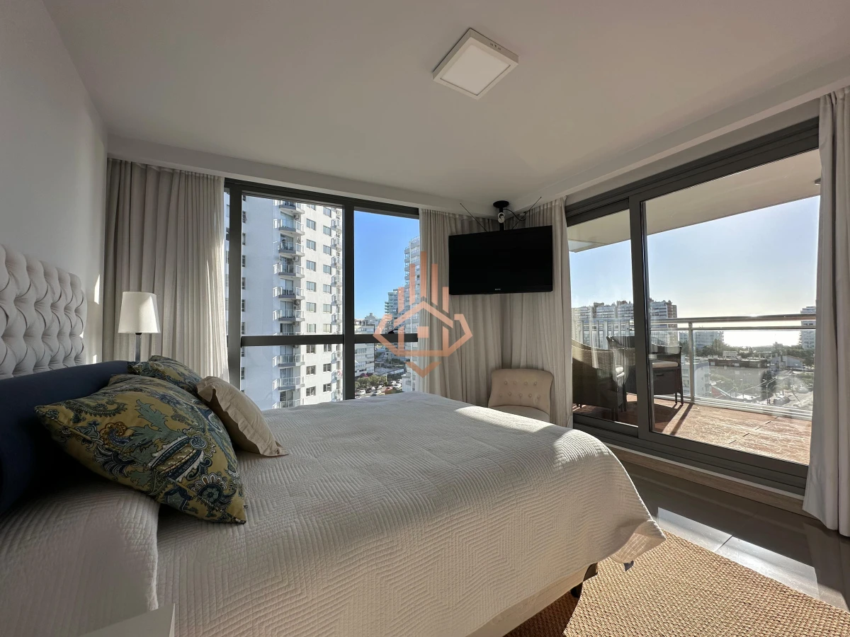 Vende departamento de 2 dormitorios finamente decorado en Torre Onix, Punta del Este