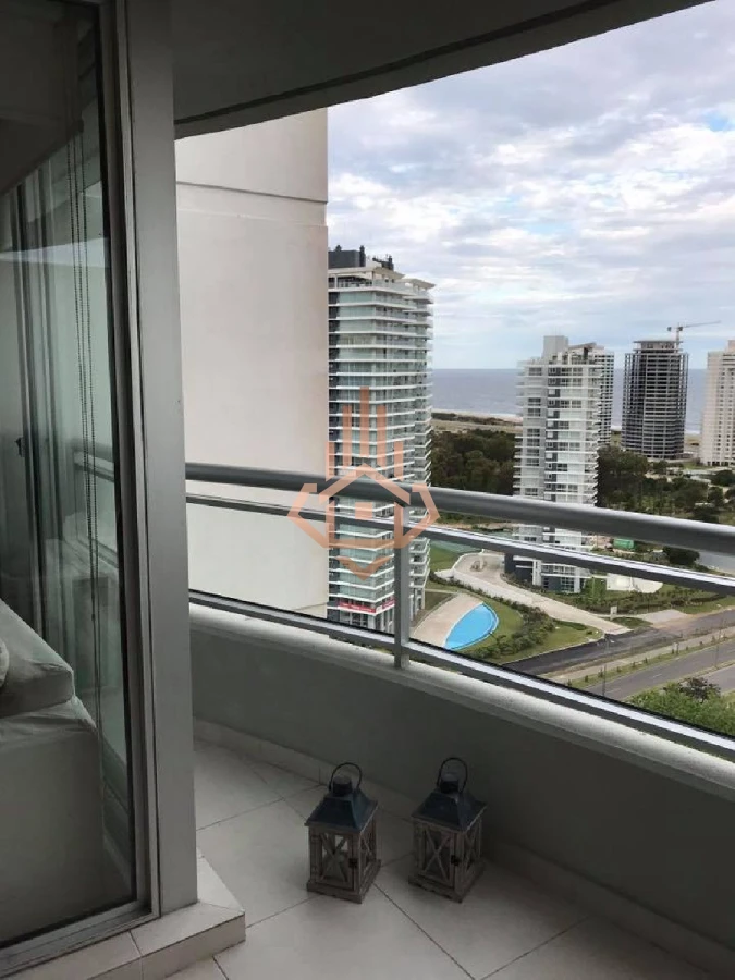 Vende apartamento de 2 dormitorios en Punta del Este con vista al mar