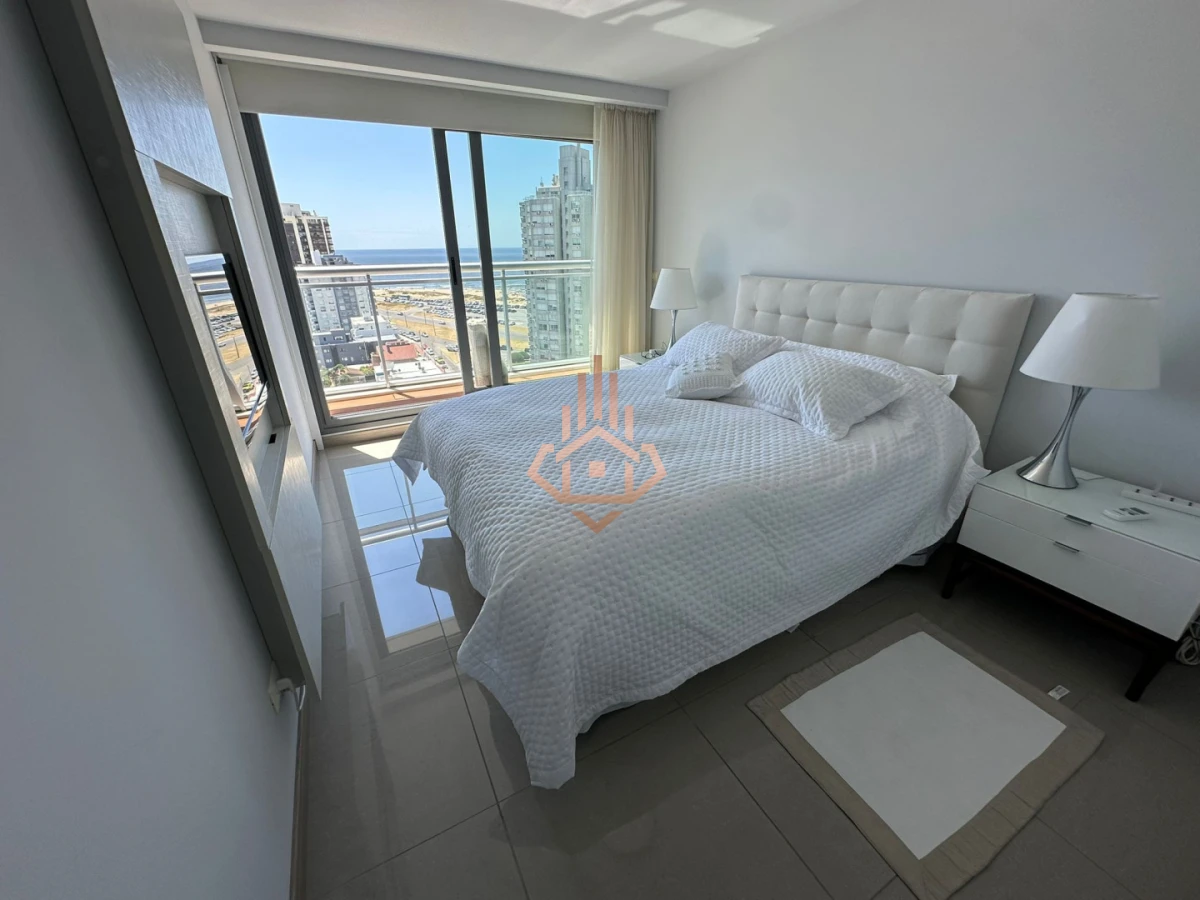En venta apartamento de 3 dormitorios en Punta del Este, a solo metros del mar