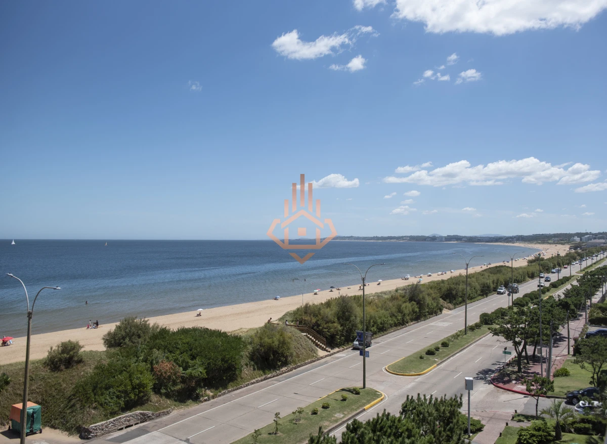 Vende hermoso Penthouse en Playa Mansa con azotea propia en Punta del Este