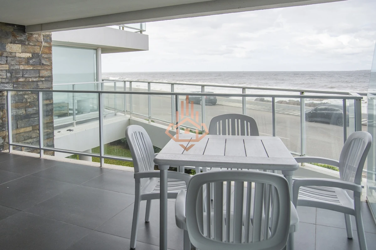 Vende apartamento. Edificio Bonaire. 3 dormitorios con servicios. Brava, Peninsula, Punta del Este