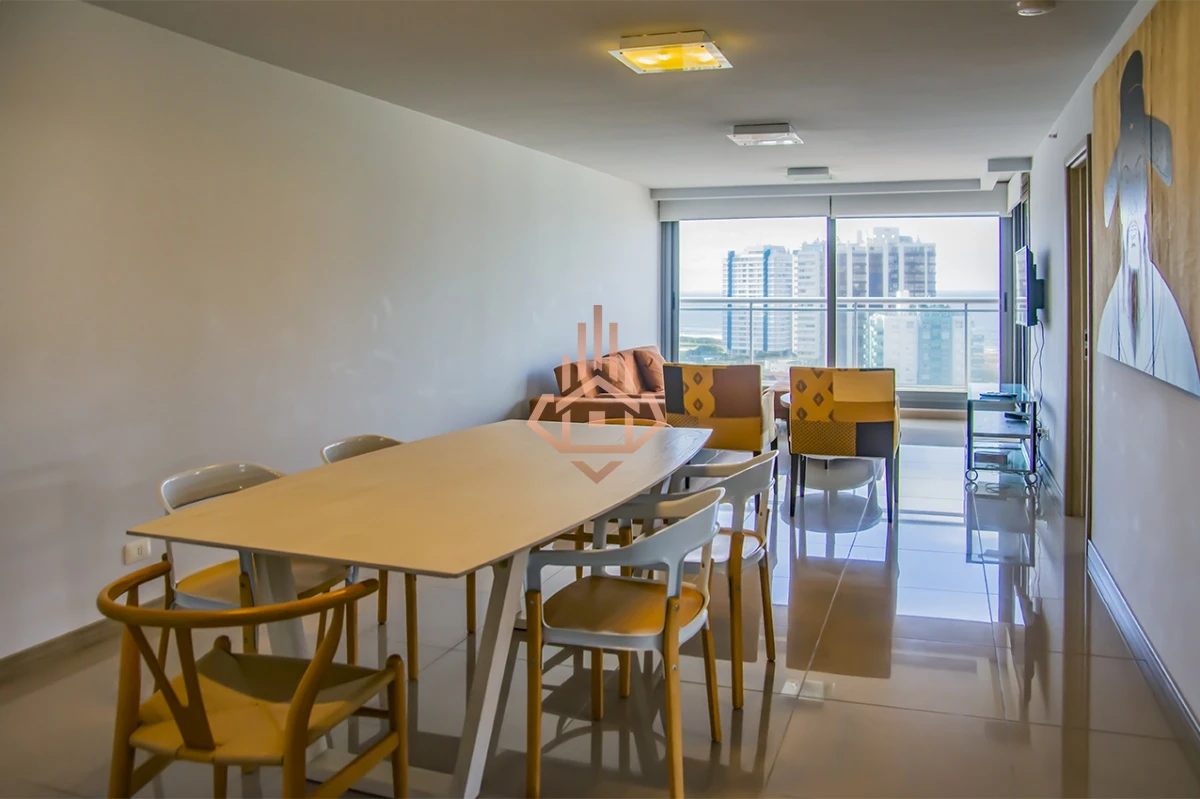 Apartamento de 2 dormitorios en venta en Torre moderna a metros del mar.