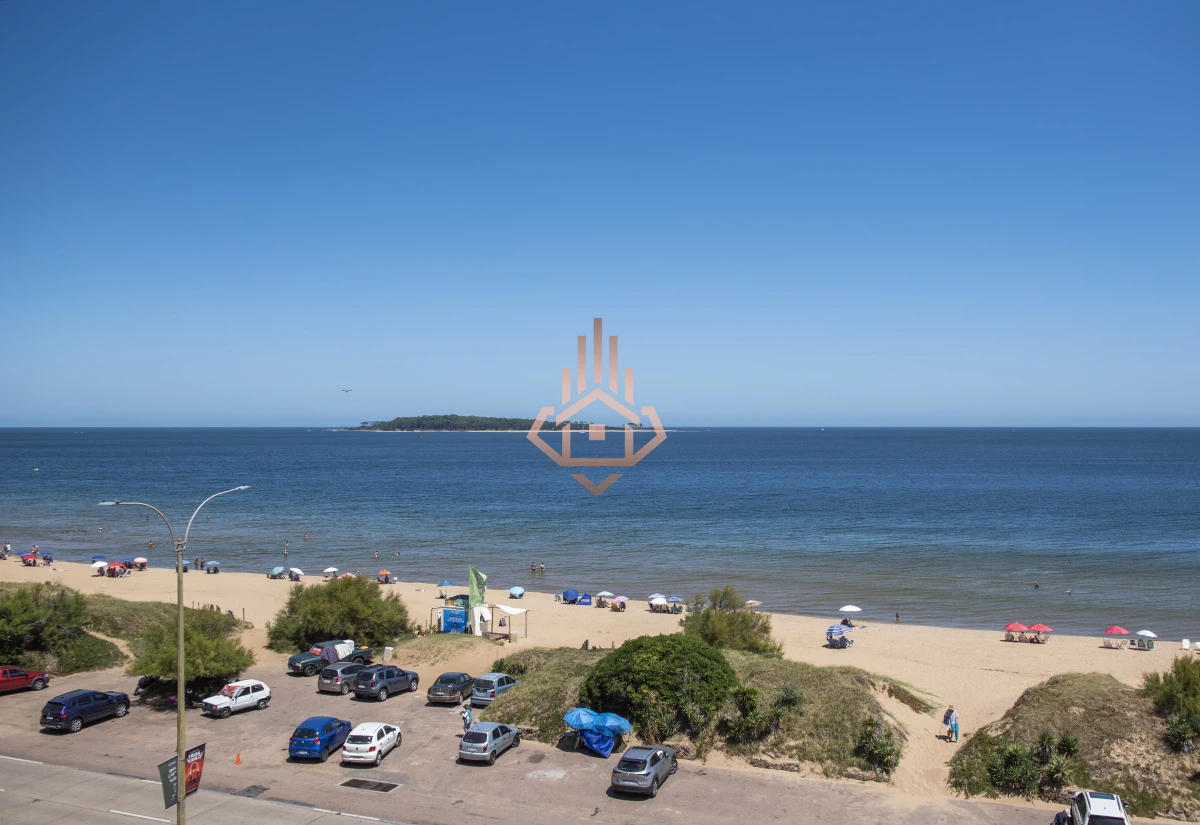 Vende hermoso Penthouse en Playa Mansa con azotea propia en Punta del Este