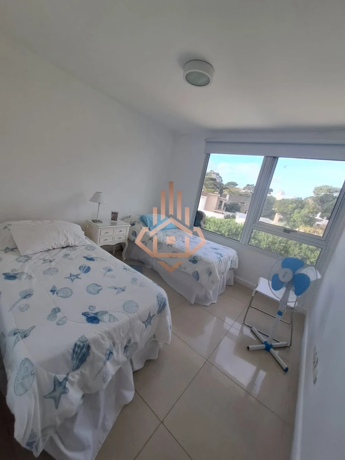 Apartamento en Playa Mansa a la venta 3 Dormitorios con vista