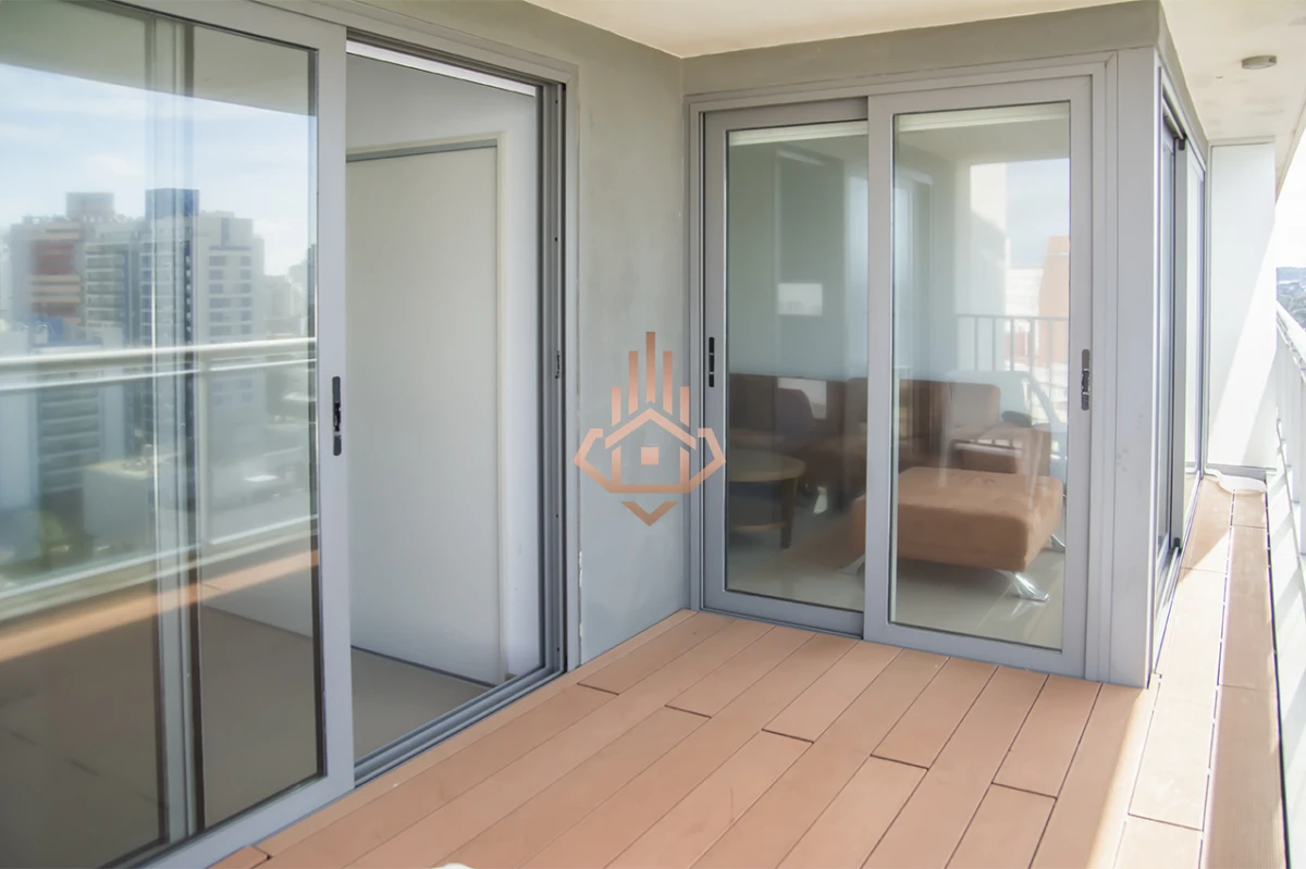 Apartamento de 2 dormitorios en venta en Torre moderna a metros del mar.