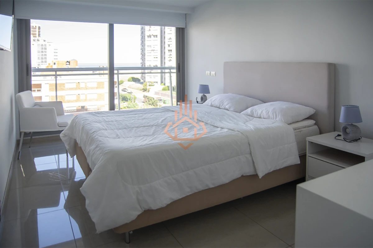 En excelente ubicacion a pasos de Playa Brava y Playa Mansa, Torre Onix