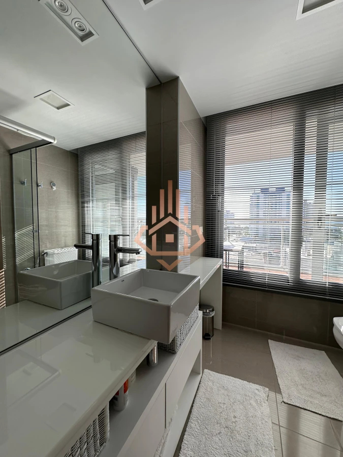 Vende departamento de 2 dormitorios finamente decorado en Torre Onix, Punta del Este