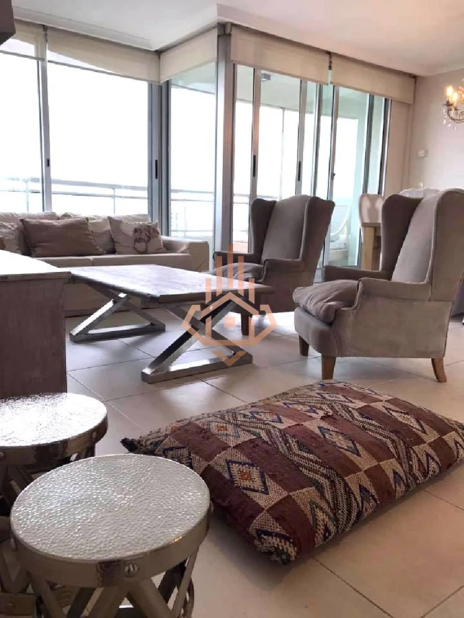 Vende apartamento de 2 dormitorios en Punta del Este con vista al mar