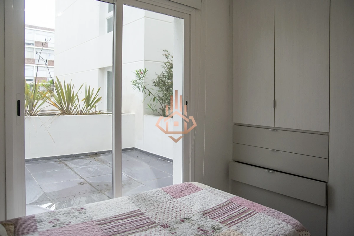 Vende apartamento. Edificio Bonaire. 3 dormitorios con servicios. Brava, Peninsula, Punta del Este