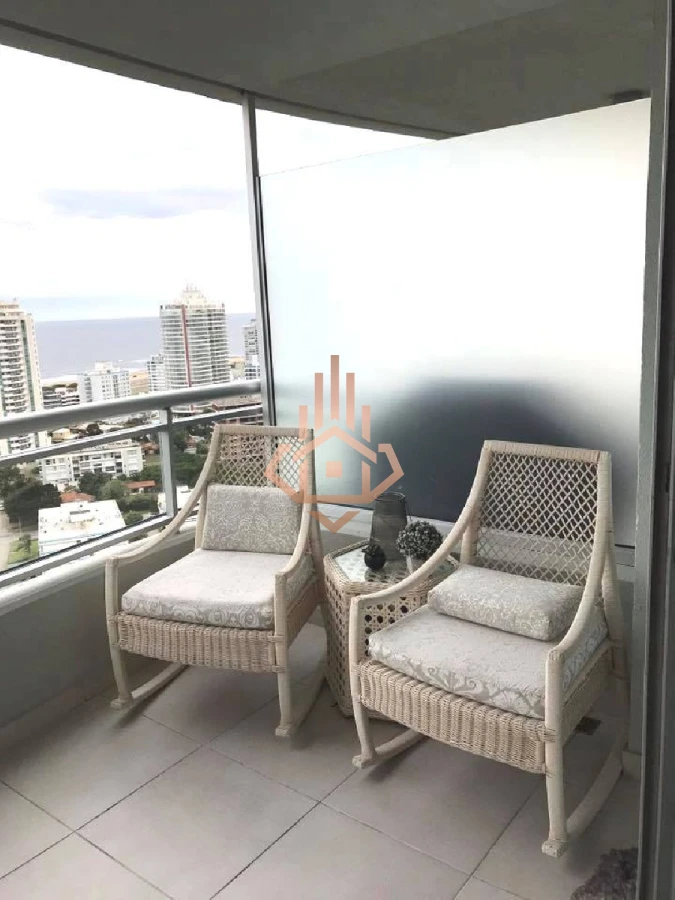 Vende apartamento de 2 dormitorios en Punta del Este con vista al mar