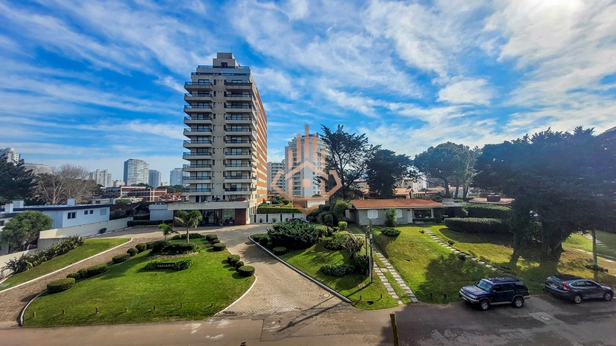 Apartamento de 2 dormitorios en venta en Punta del Este, Edif. Chronos