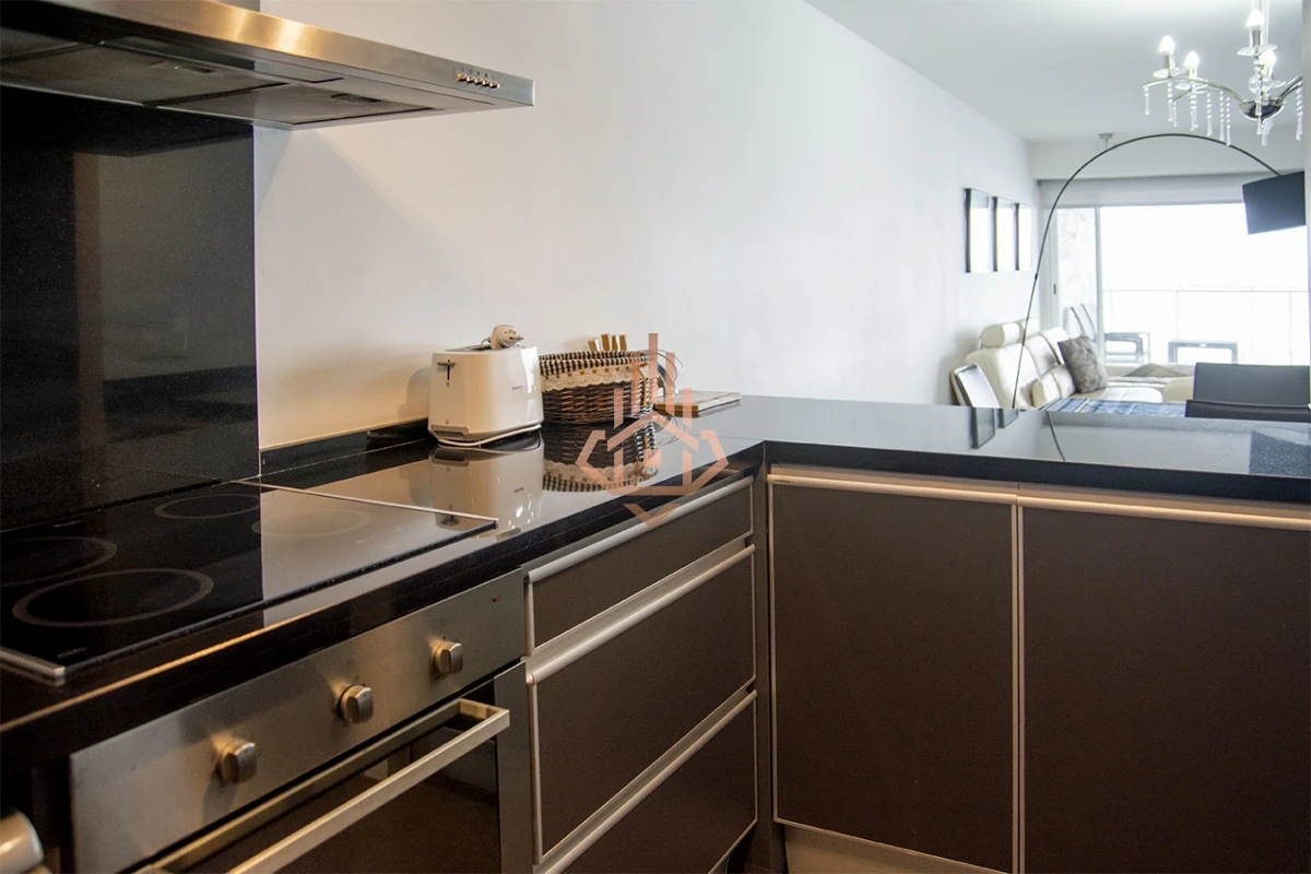 Vende apartamento. Edificio Bonaire. 3 dormitorios con servicios. Brava, Peninsula, Punta del Este