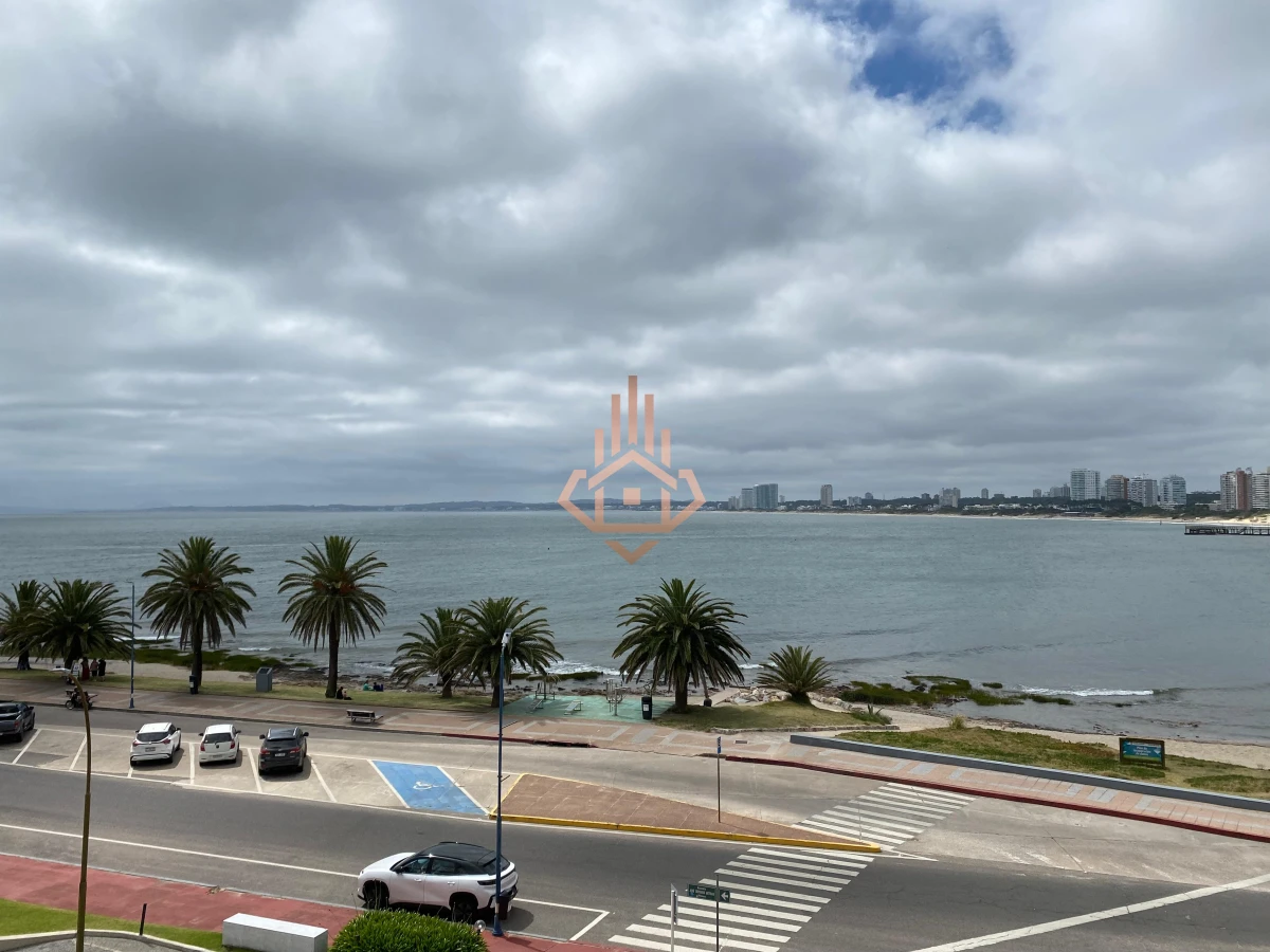 Vende apartamento con vista al mar de 3 dormitorios, Punta del Este